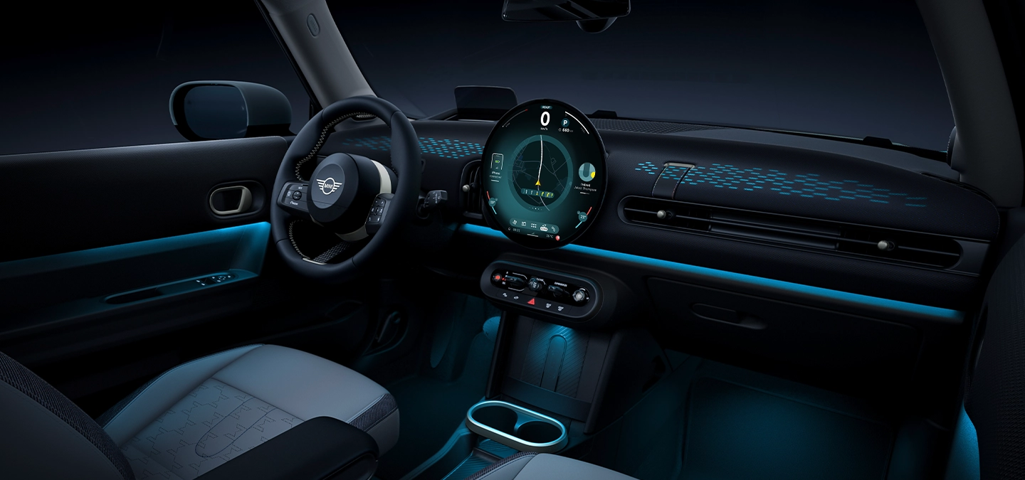 Visning av interiøret i MINI Cooper med blått overlys.