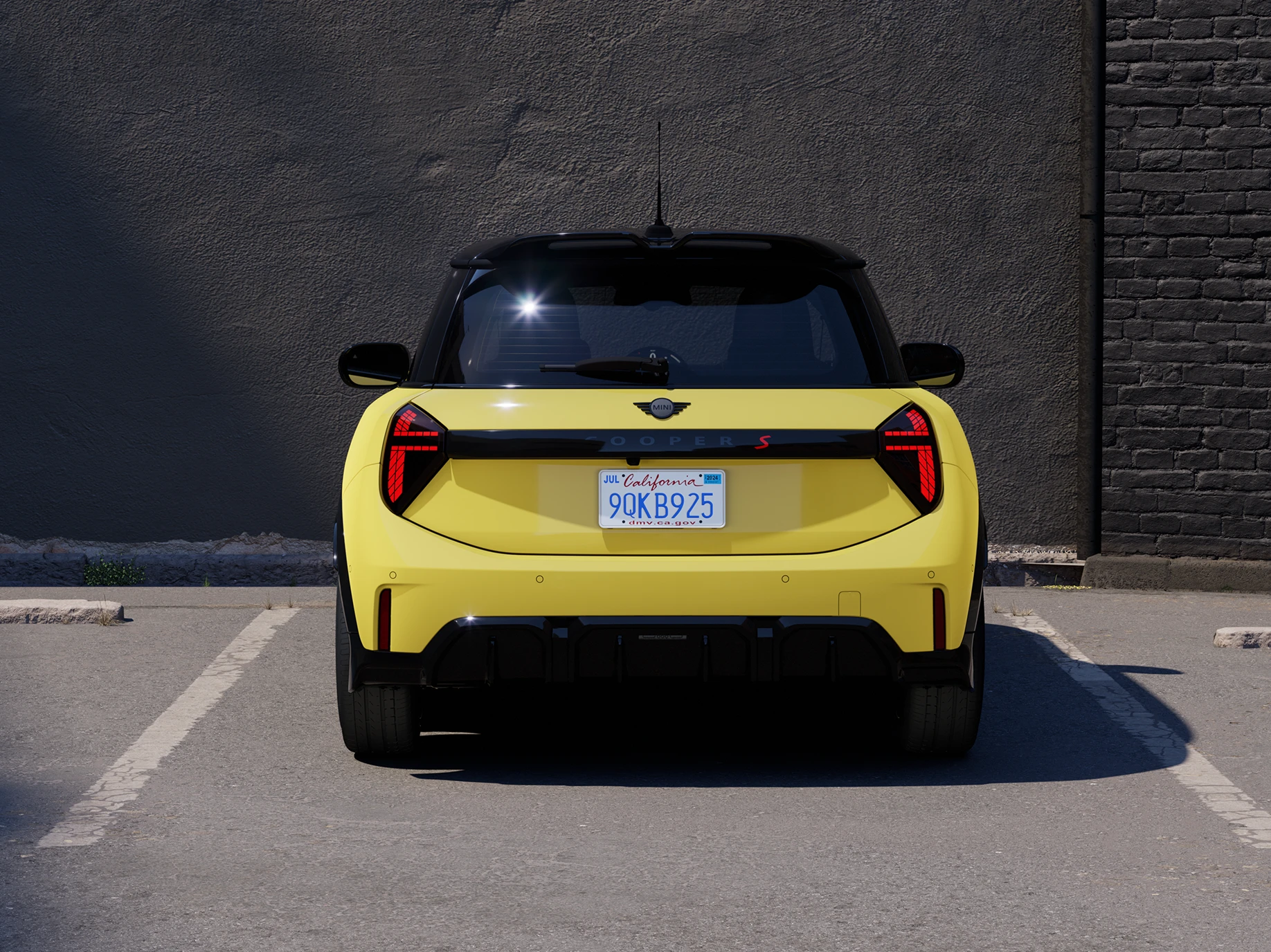 MINI Cooper i Sunnyside Yellow med svart tak som parkerer, sett bakfra.