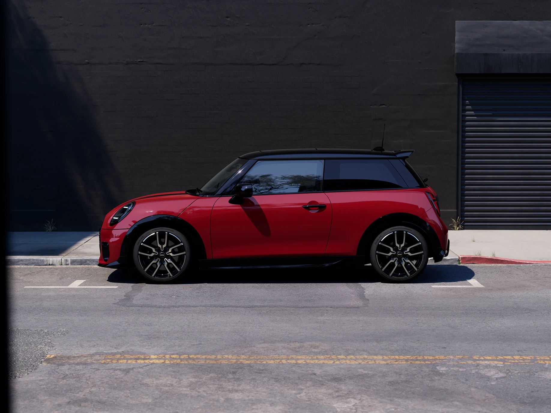 MINI Cooper i Chili Red med svart tak som parkerer, sett fra siden.