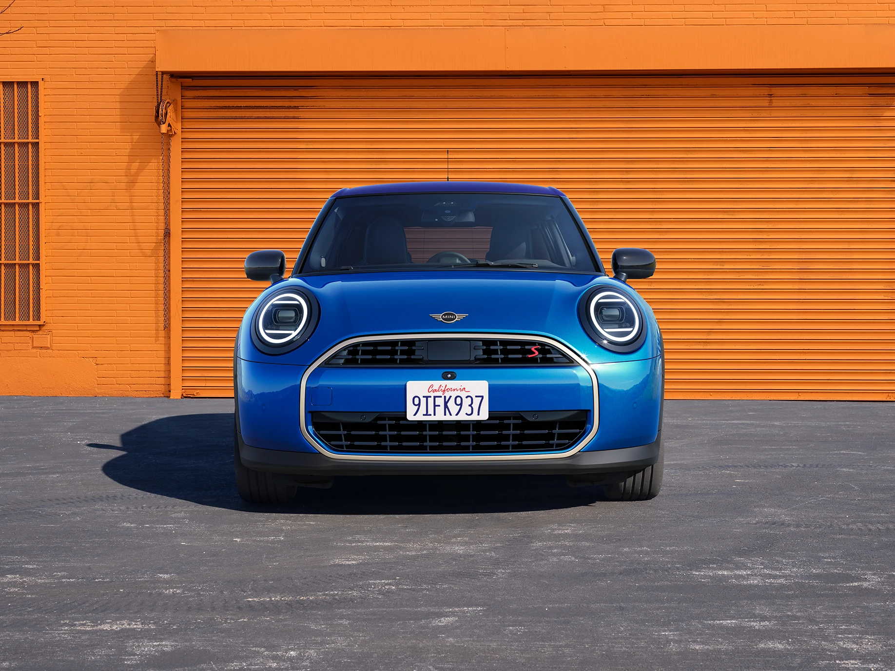 MINI Cooper 5-dørs i Icy Sunshine Blue med tak i Multitone Blue, sett forfra.