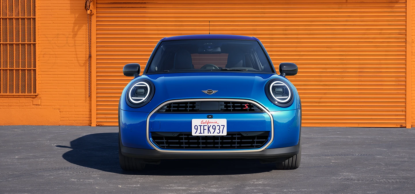 MINI Cooper 5-dørs i Icy Sunshine Blue med tak i Multitone Blue, sett forfra.