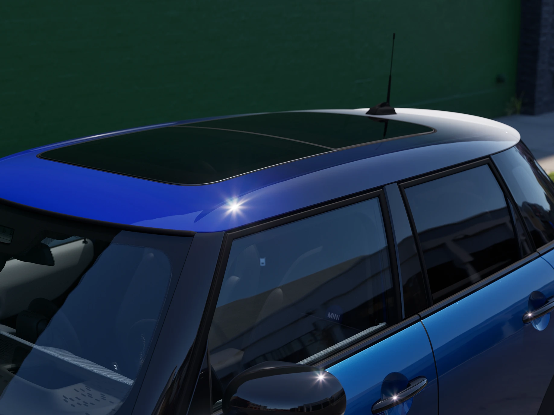 Nærbilde av MINI Cooper 5-dørs med fokus på tak i Multitone Blue.