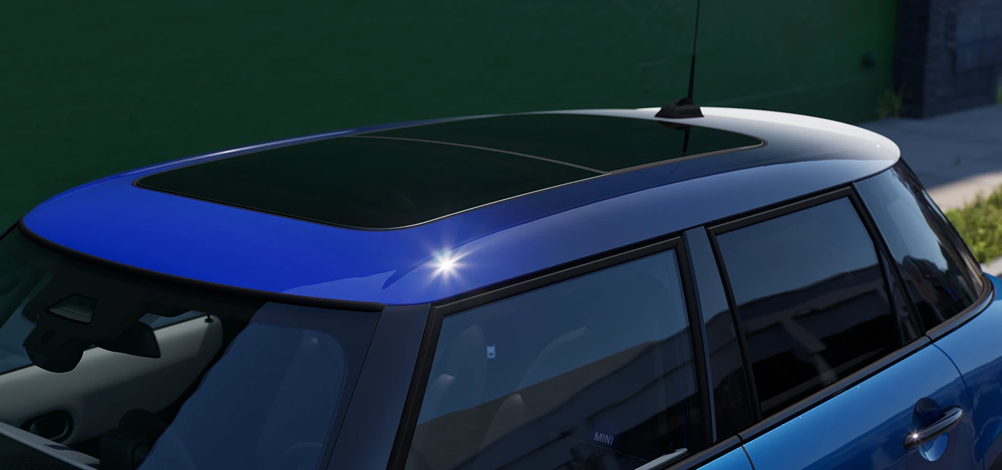 Nærbilde av MINI Cooper 5-dørs med fokus på tak i Multitone Blue.