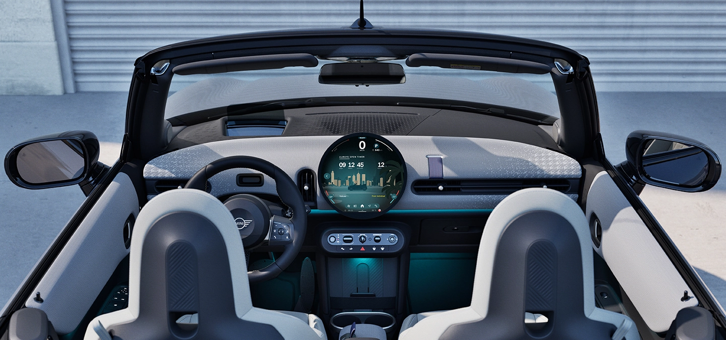 MINI Cooper Cabrio interiør med fokus på dashbordet og Interaction Unit, sett bakfra.