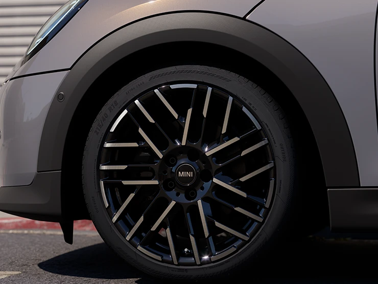 Detaljvisning av MINI Cooper Cabrio i Copper Grey med Night Flash Spoke 2-tonede felger.