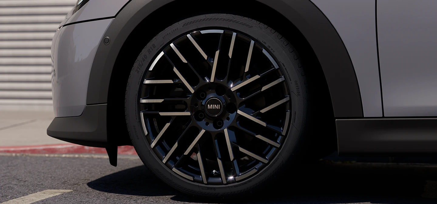 Detaljvisning av MINI Cooper Cabrio i Copper Grey med Night Flash Spoke 2-tonede felger.