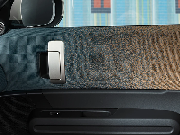 Nærbilde av interiørdesignet til den helelektriske MINI Countryman med fokus på døren og dashbordet.