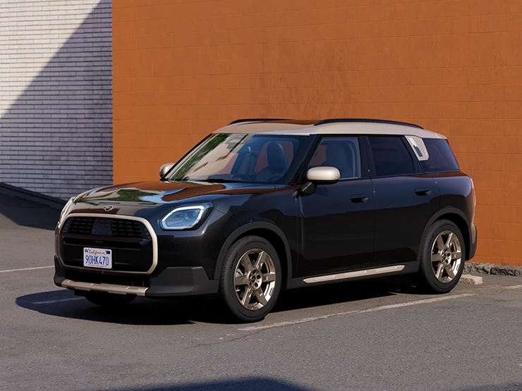 MINI Countryman i Midnight Black med tak i Vibrant Silver som parkerer, sett forfra og fra siden.