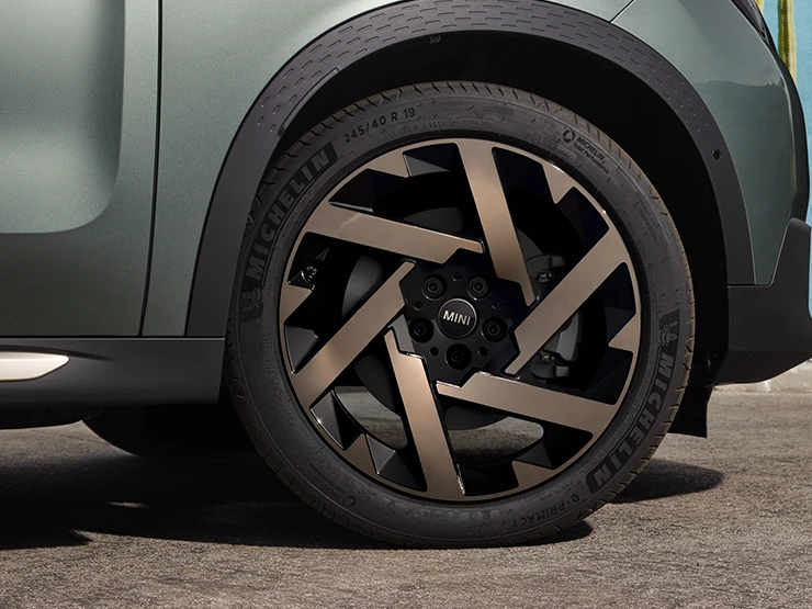 Nærbilde av MINI Countryman i Smokey Green med Kaleido Spoke 2-tonede felger.