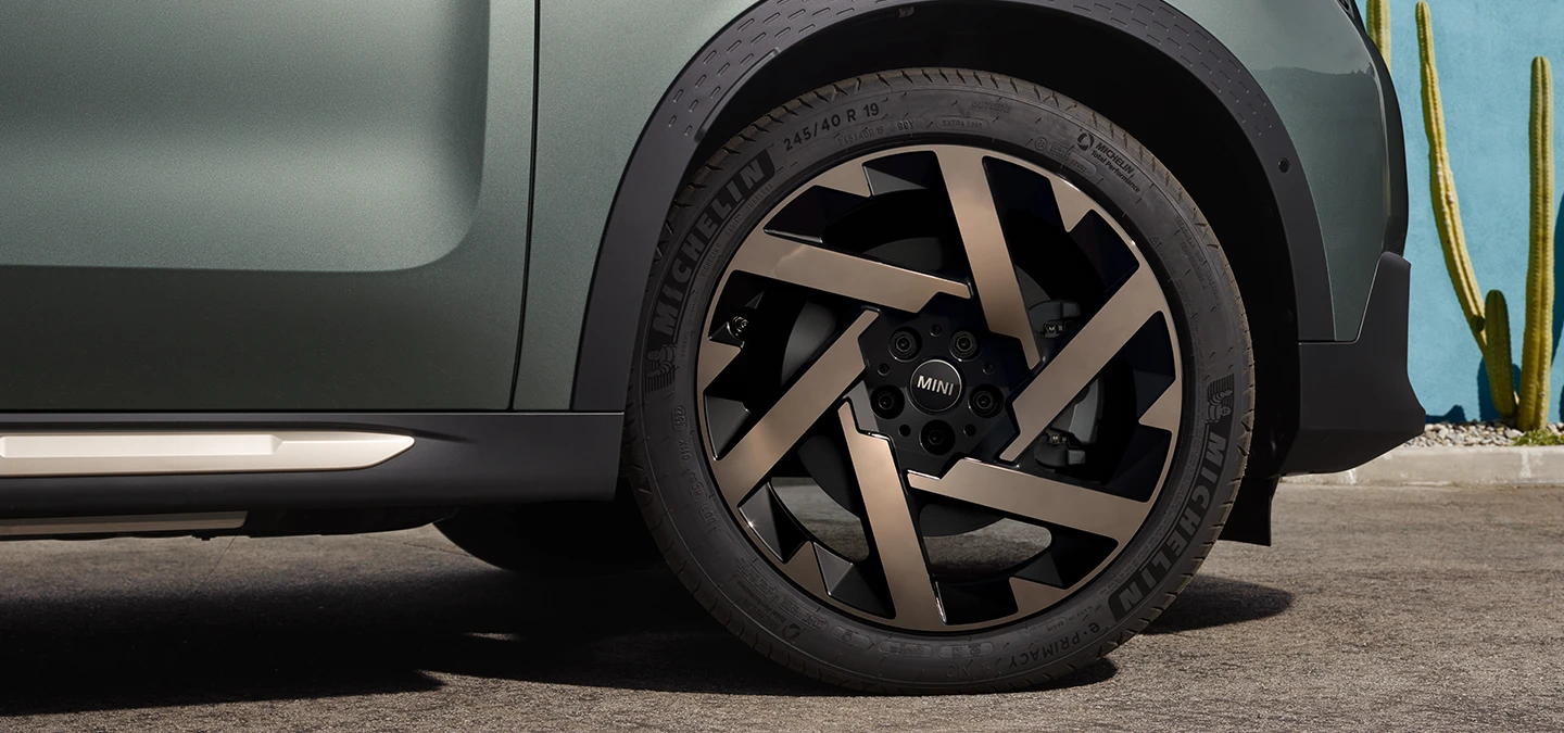 Nærbilde av MINI Countryman i Smokey Green med Kaleido Spoke 2-tonede felger.