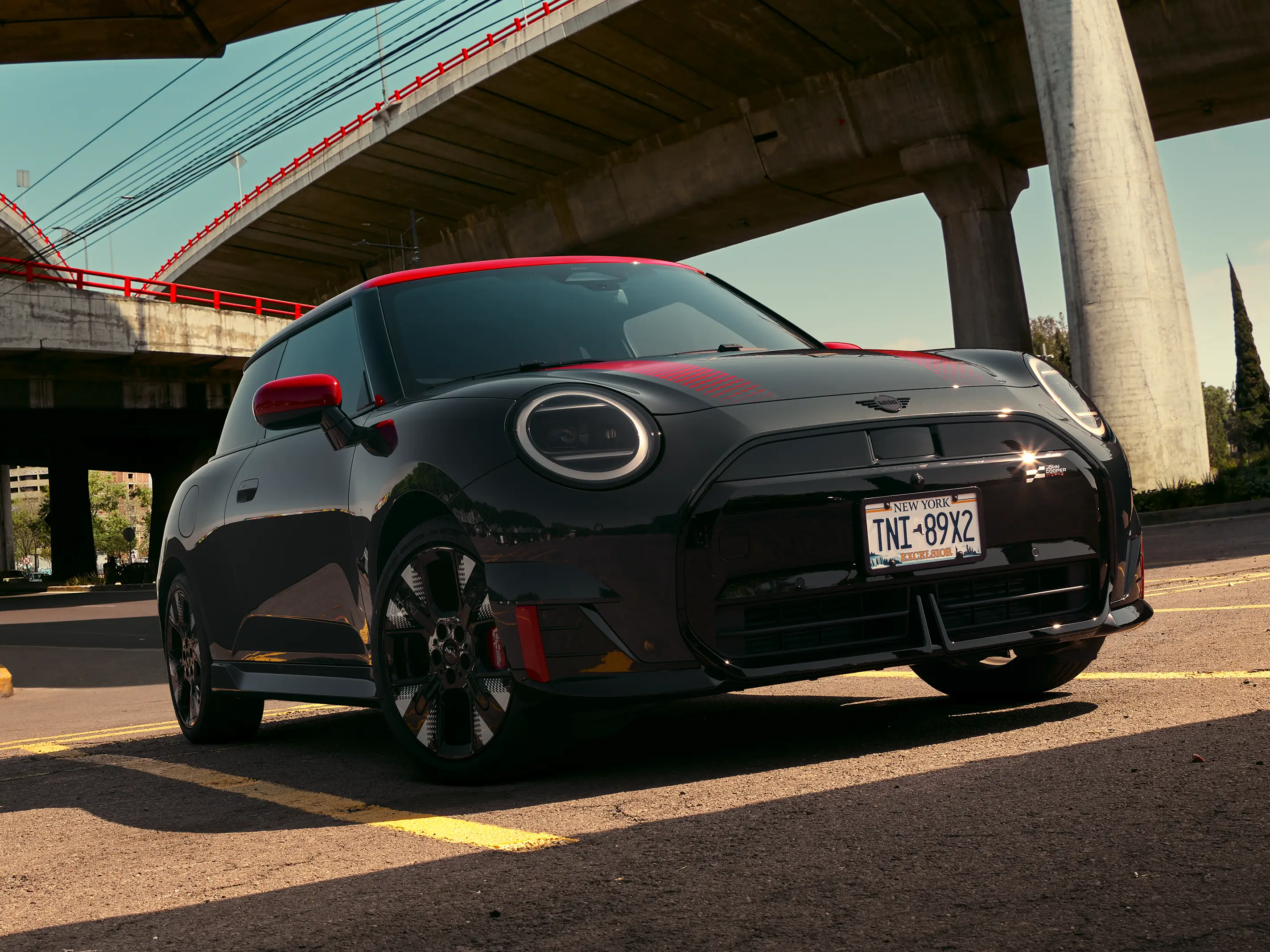 MINI John Cooper Works – J01 JCW sett fra siden