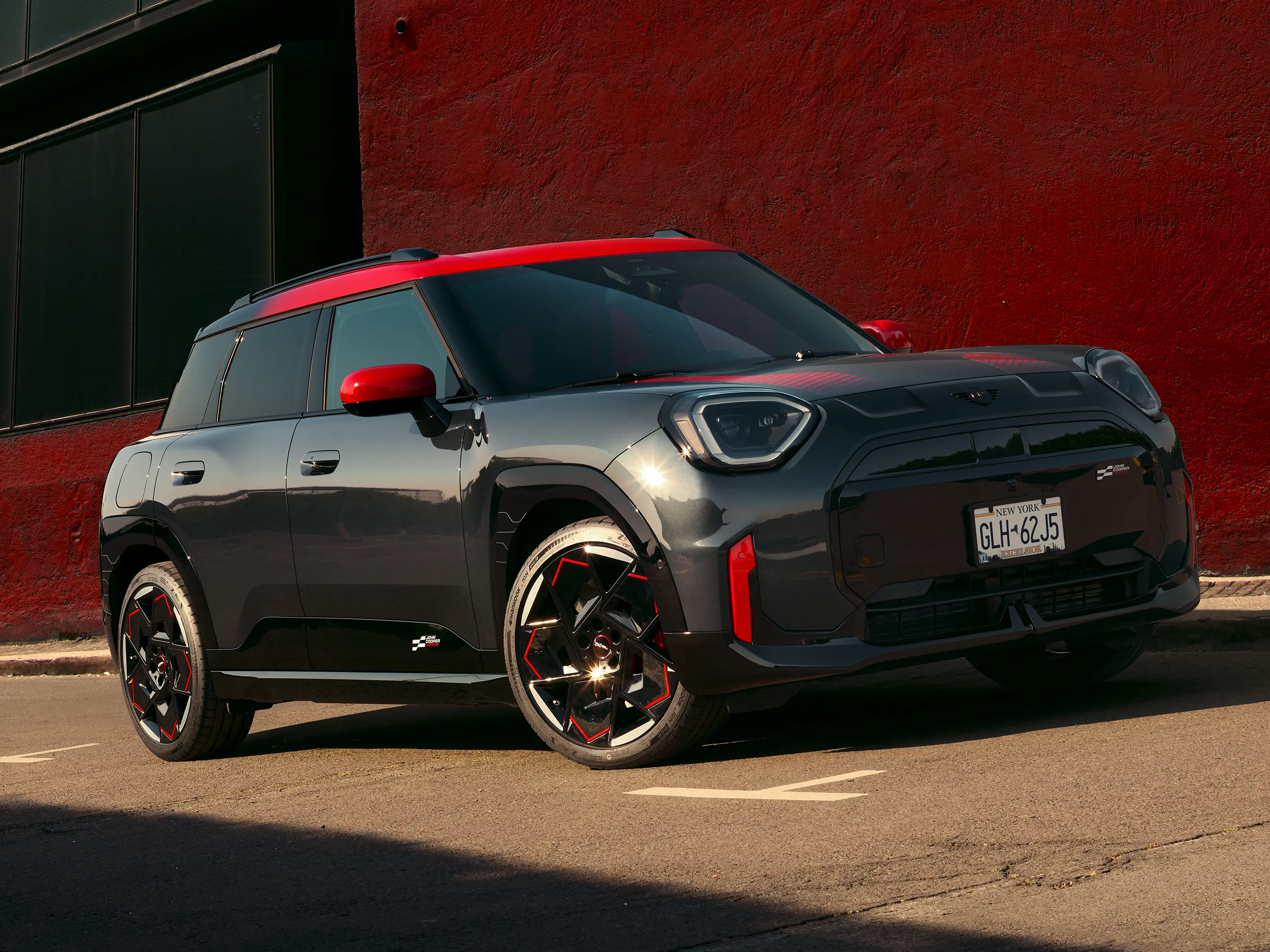 MINI John Cooper Works – J05 JCW sett fra siden