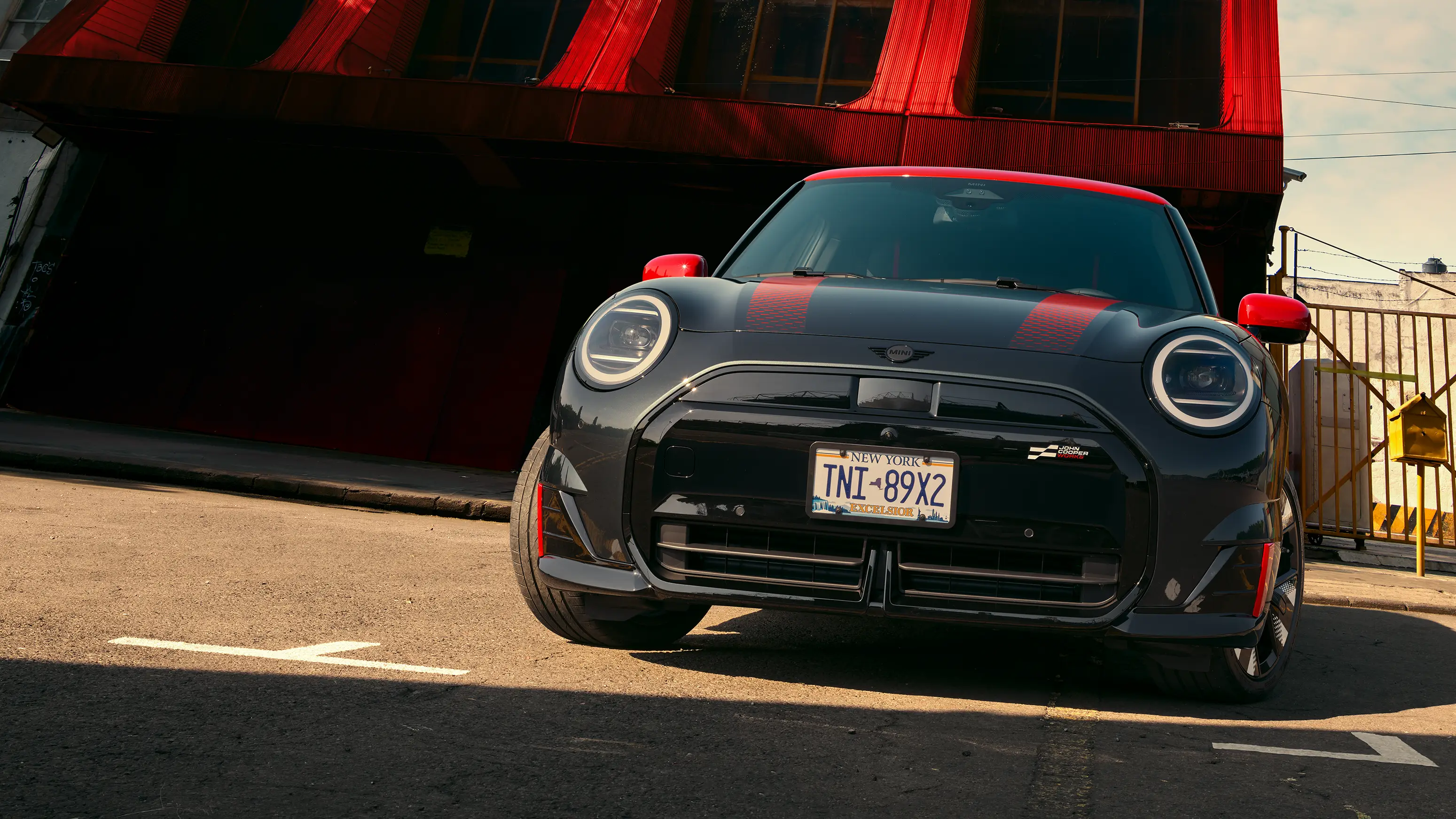 MINI John Cooper Works – J01 JCW sett fra siden