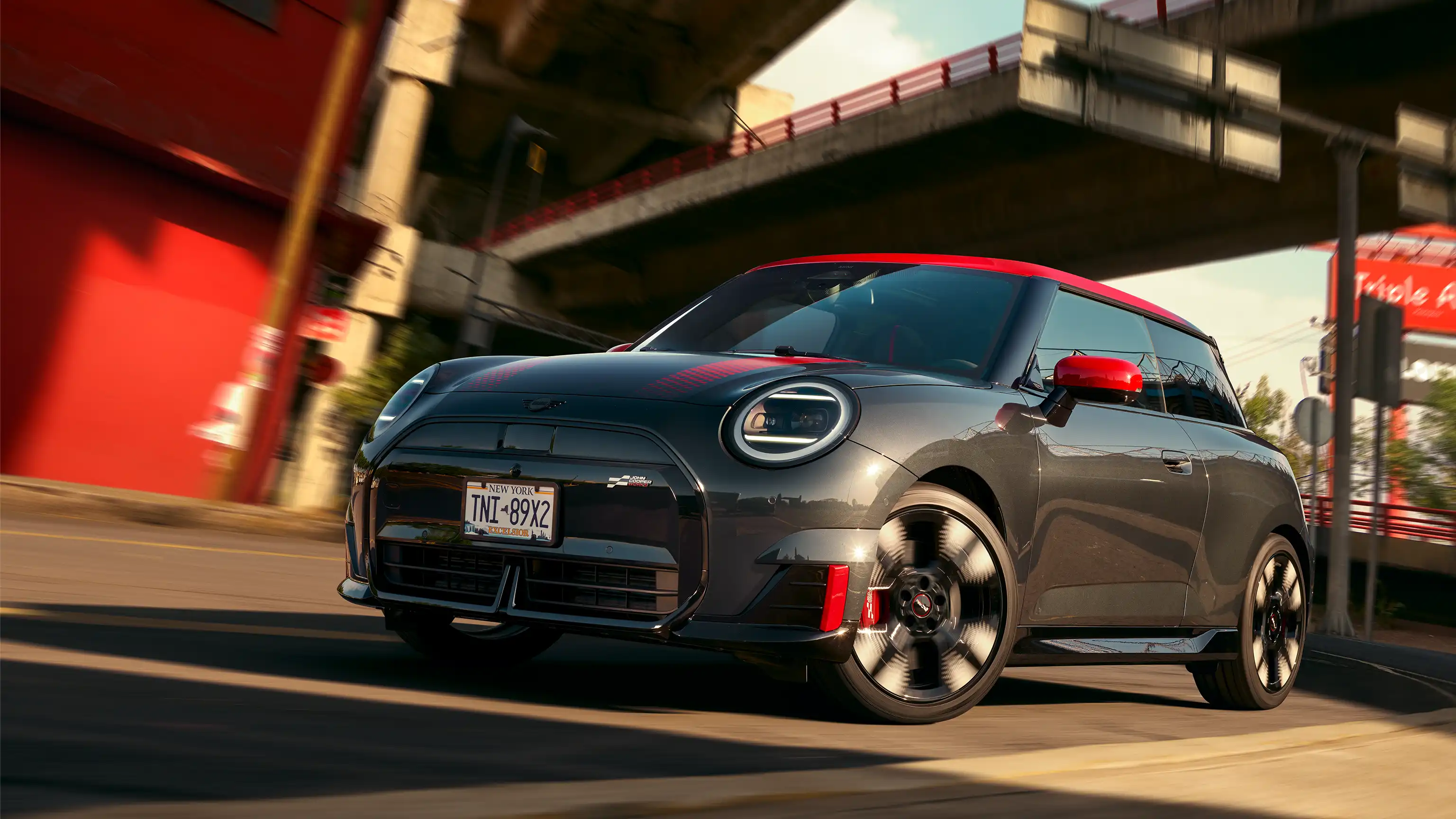 MINI John Cooper Works – J01 JCW sett fra siden