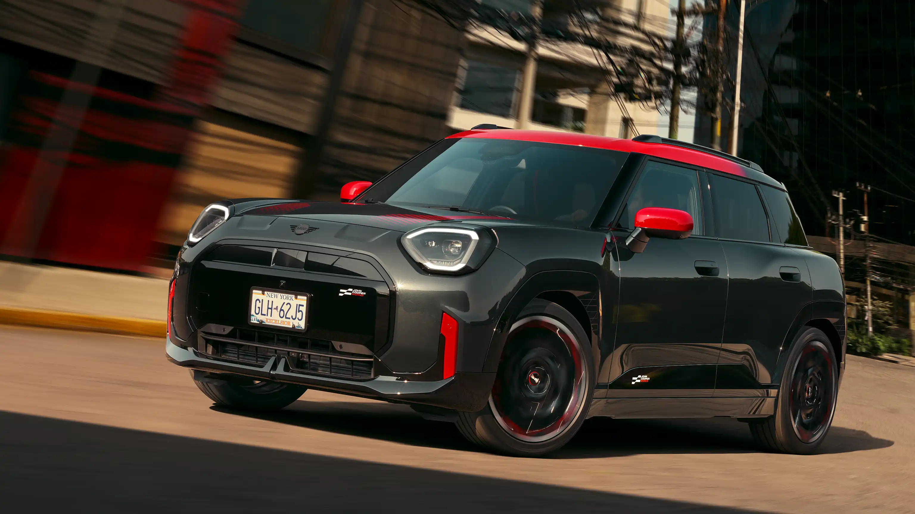 MINI John Cooper Works – J05 JCW sett fra siden