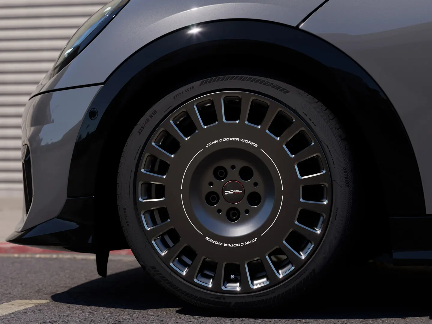 Nærbilde av diamantkuttet detalj på 18" MINI JCW-felger i Frozen Midnight Grey med Rallye 964-eiker. 