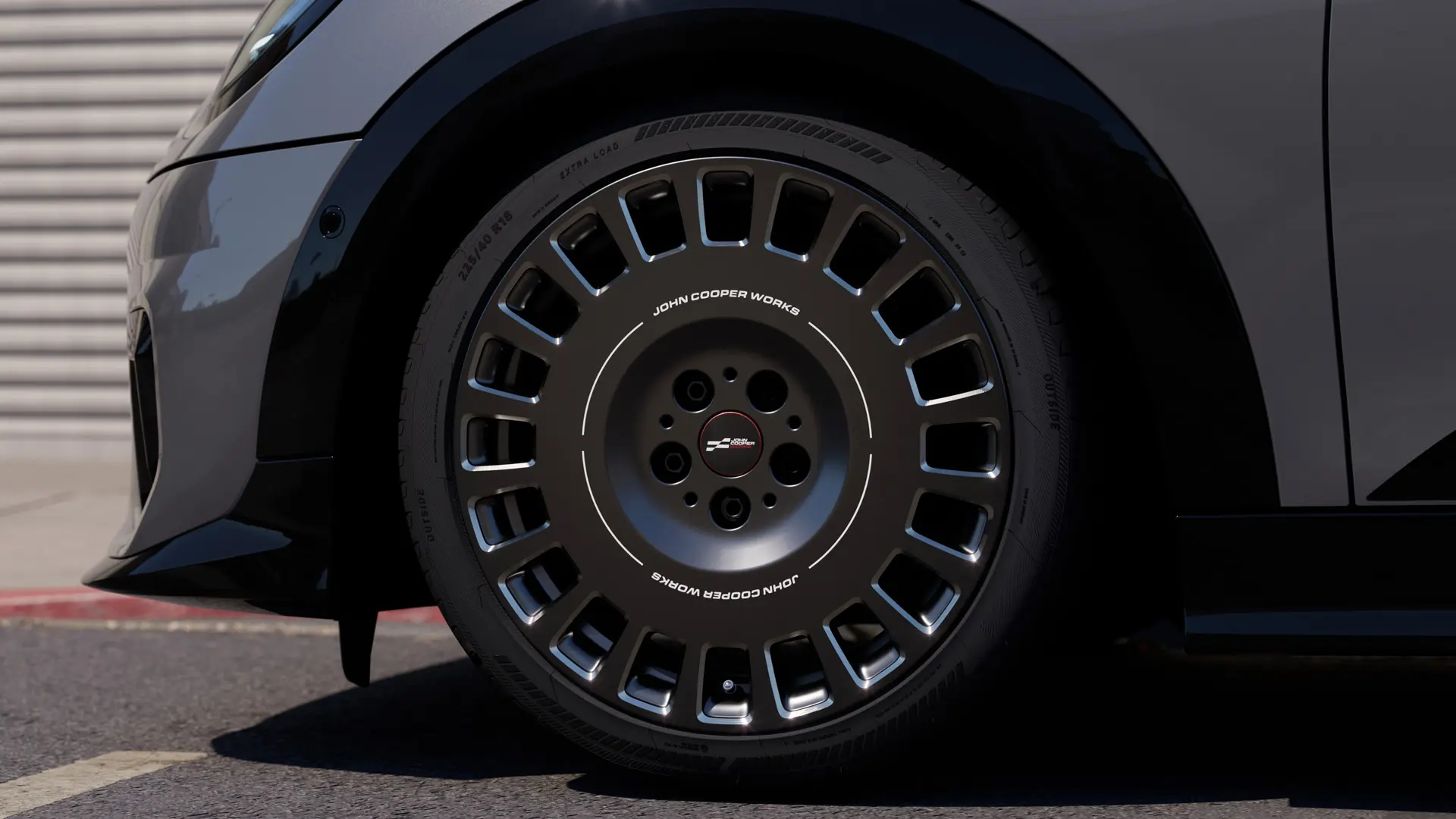 Nærbilde av diamantkuttet detalj på 18" MINI JCW-felger i Frozen Midnight Grey med Rallye 964-eiker. 
