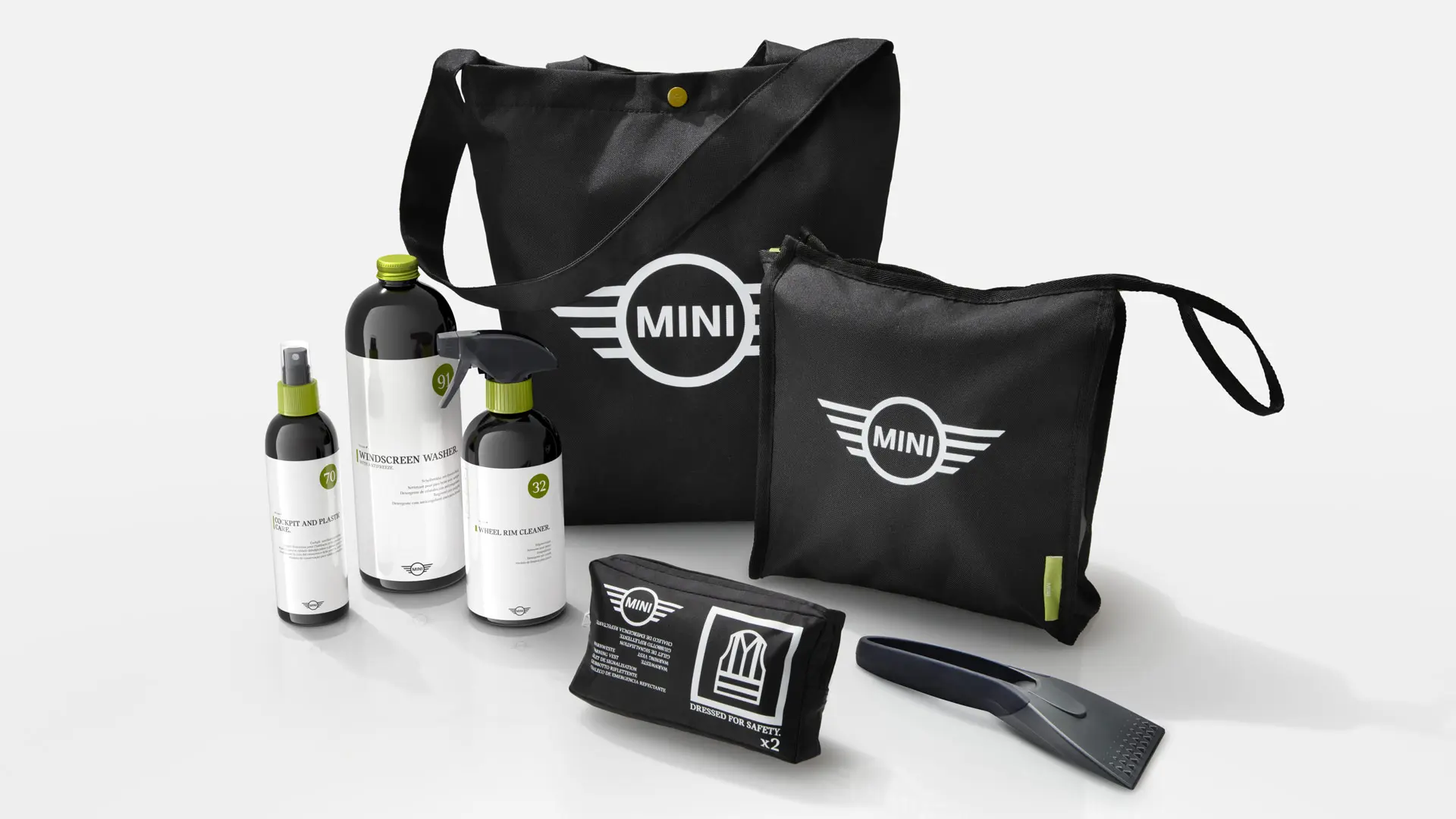 Et utvalg rengjøringsprodukter fra MINI bilpleiesettet i svarte vesker med MINI logo.