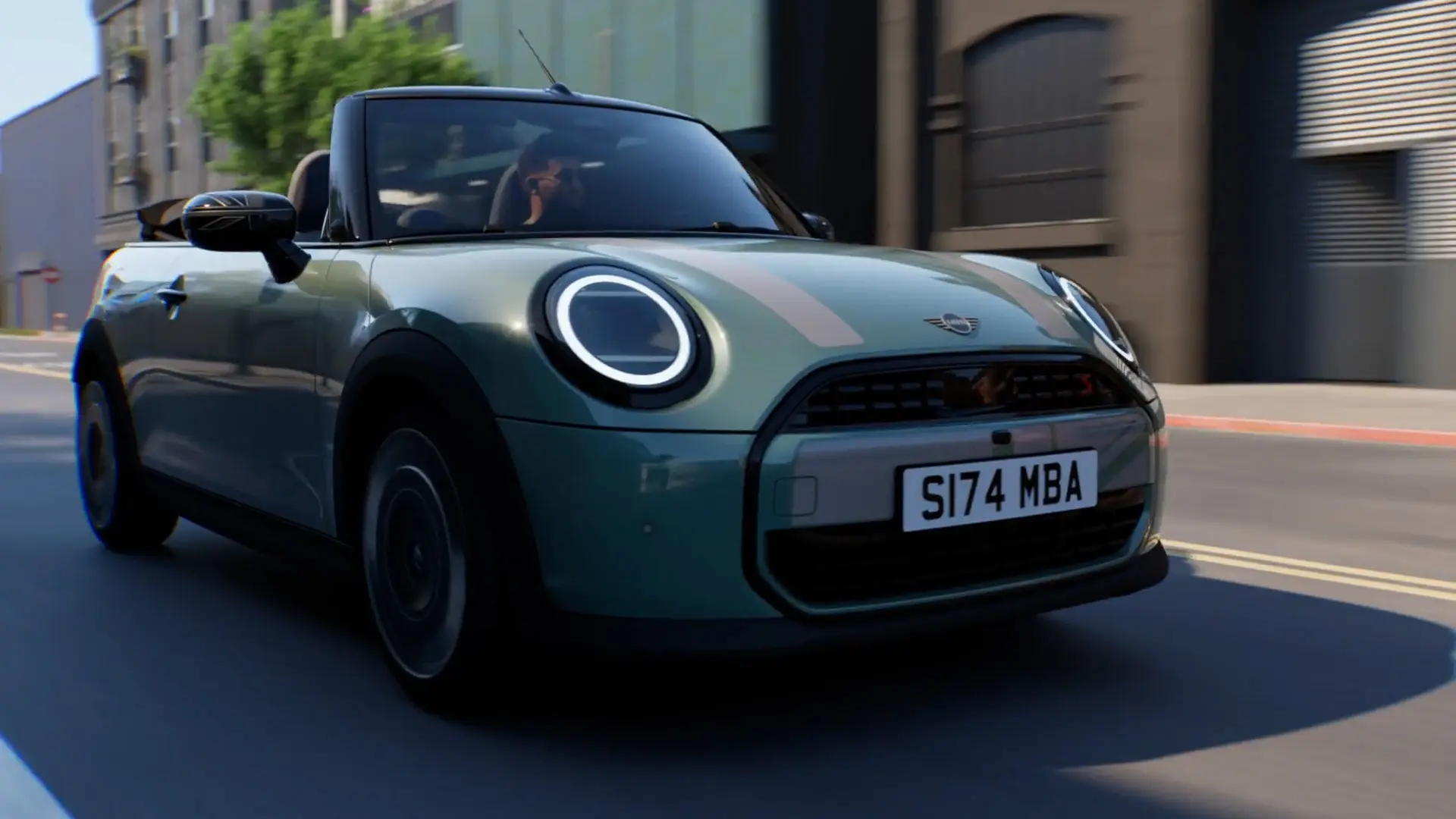 MINI kabriolet i Ocean Wave grønn med hvit MINI Heritage-foliering og Union Jack-speildeksler som kjører i byen.