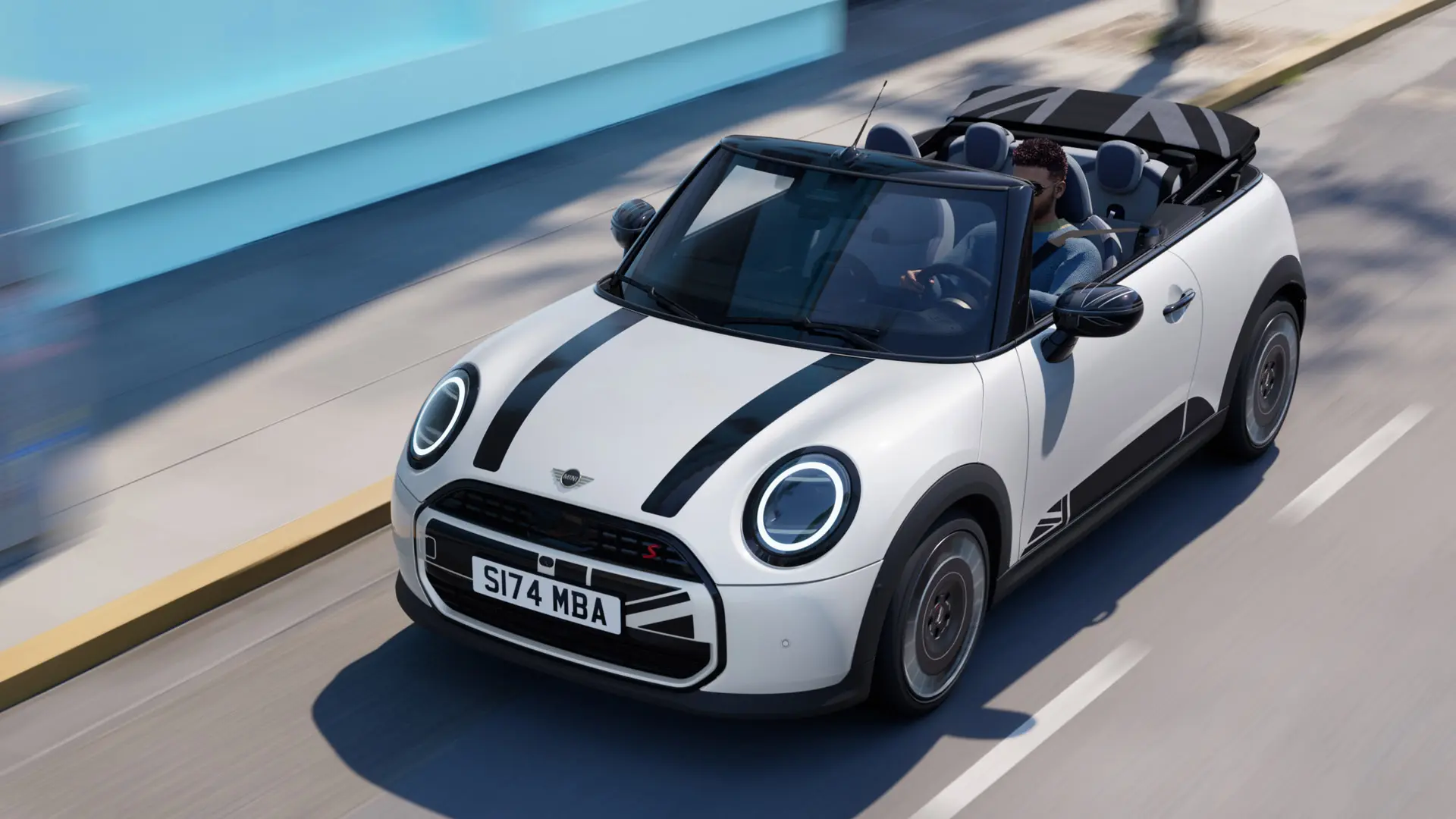 MINI kabriolet i Nanuq White med MINI Heritage-foliering til panser i svart sett ovenfra. 