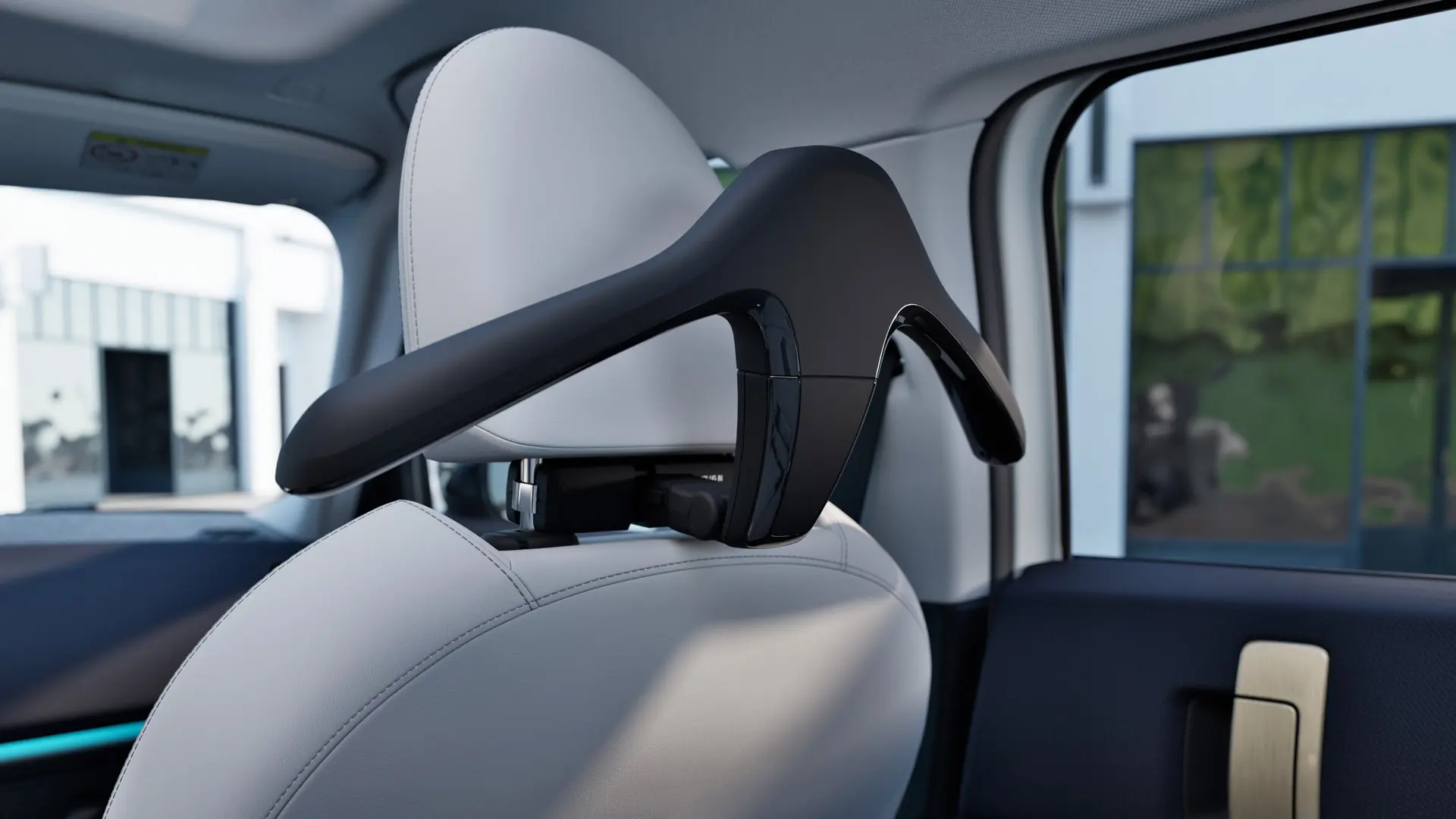 MINI kleshenger festet i Travel & Comfort-systemet på baksiden av den ene nakkestøtten. 