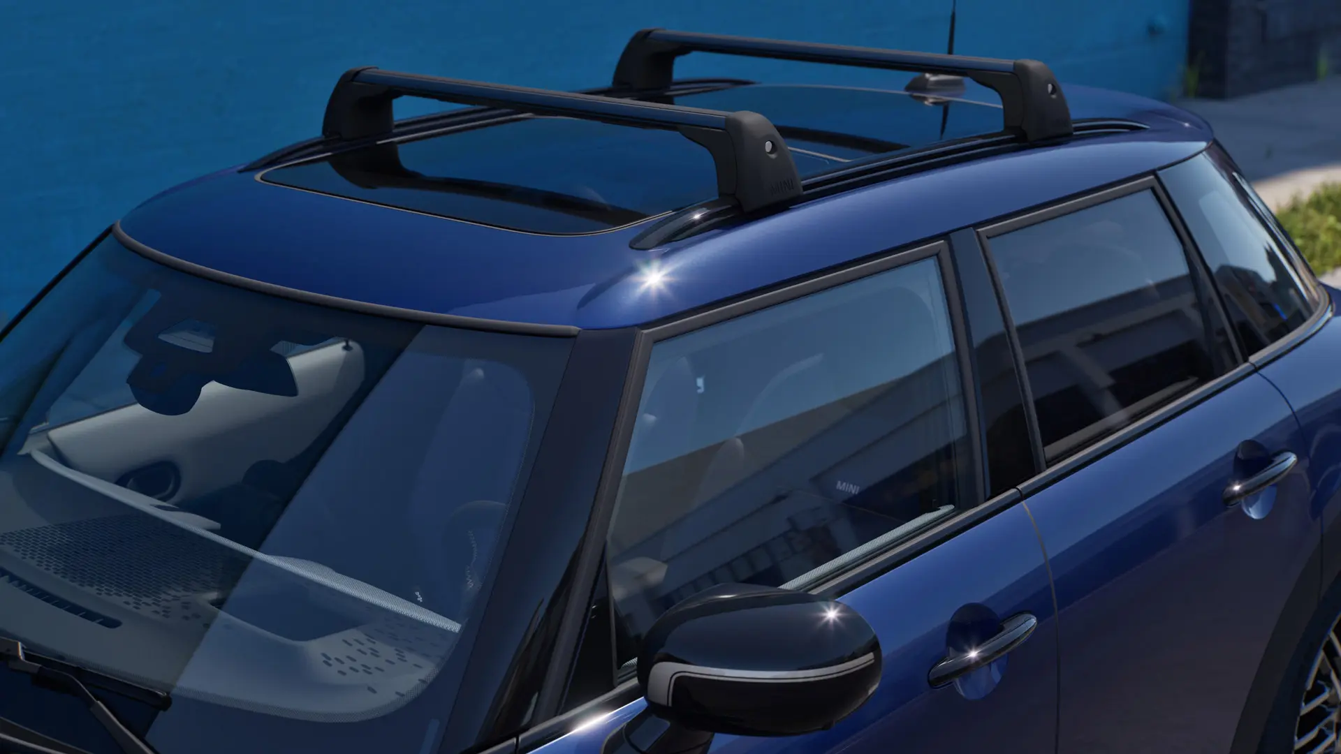 MINI Aceman i Indigo Sunset blå med MINI takstativ sett forfra på kloss hold fra siden. 