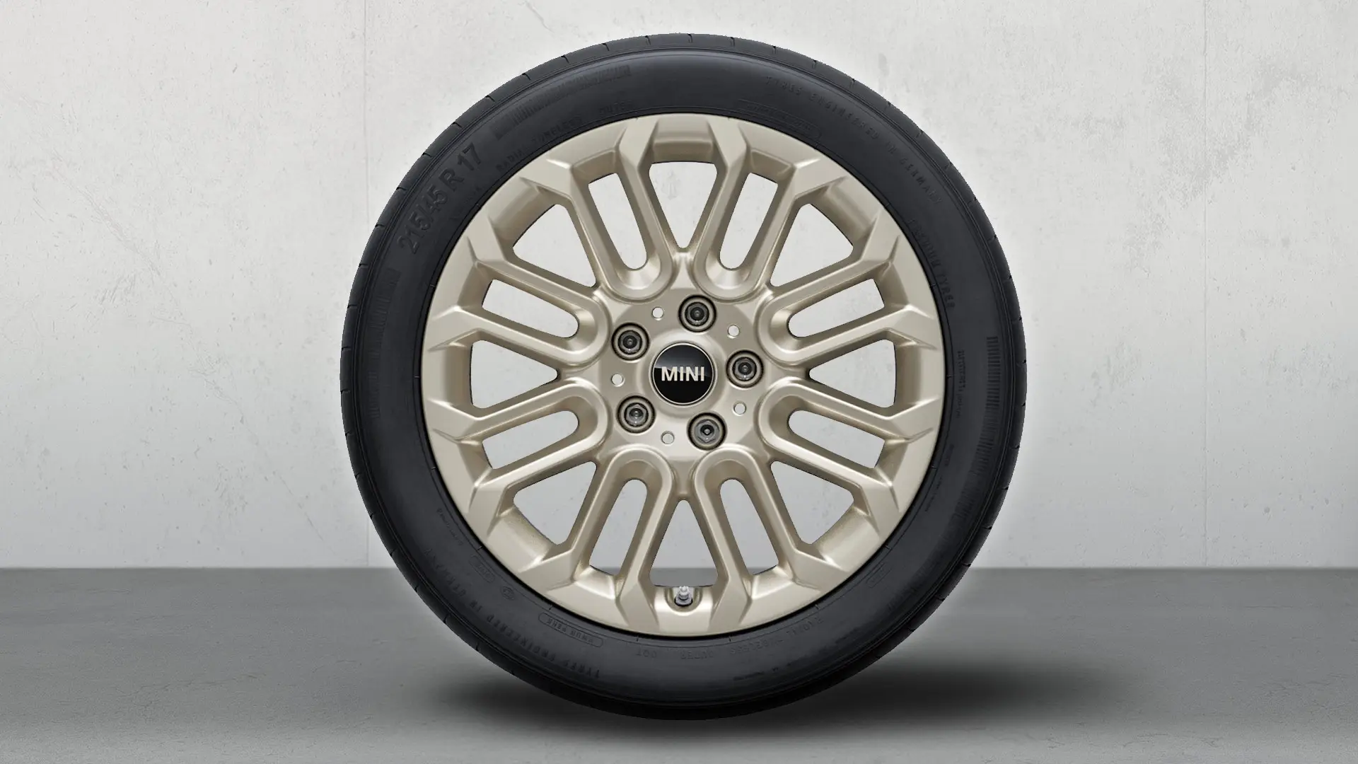 Nærbilde av MINI U-eiker 956, 17" lettmetallfelg i en glansende Vibrant Silver.