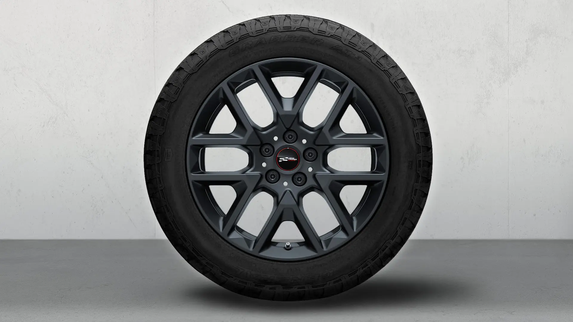 Nærbilde av 18" JCW Y-eiker stil 945 lettmetallfelg i Frozen Midnight Grey.