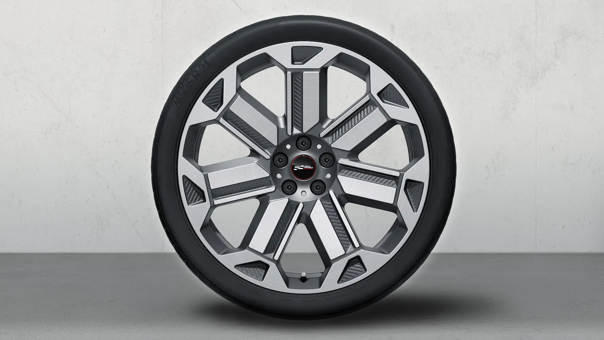 Nærbilde av 21" JCW lettmetallfelger i Rallye eiker stil 950 komplette sommerhjul i Frozen Gunmetal Grey og glansdreid finish.