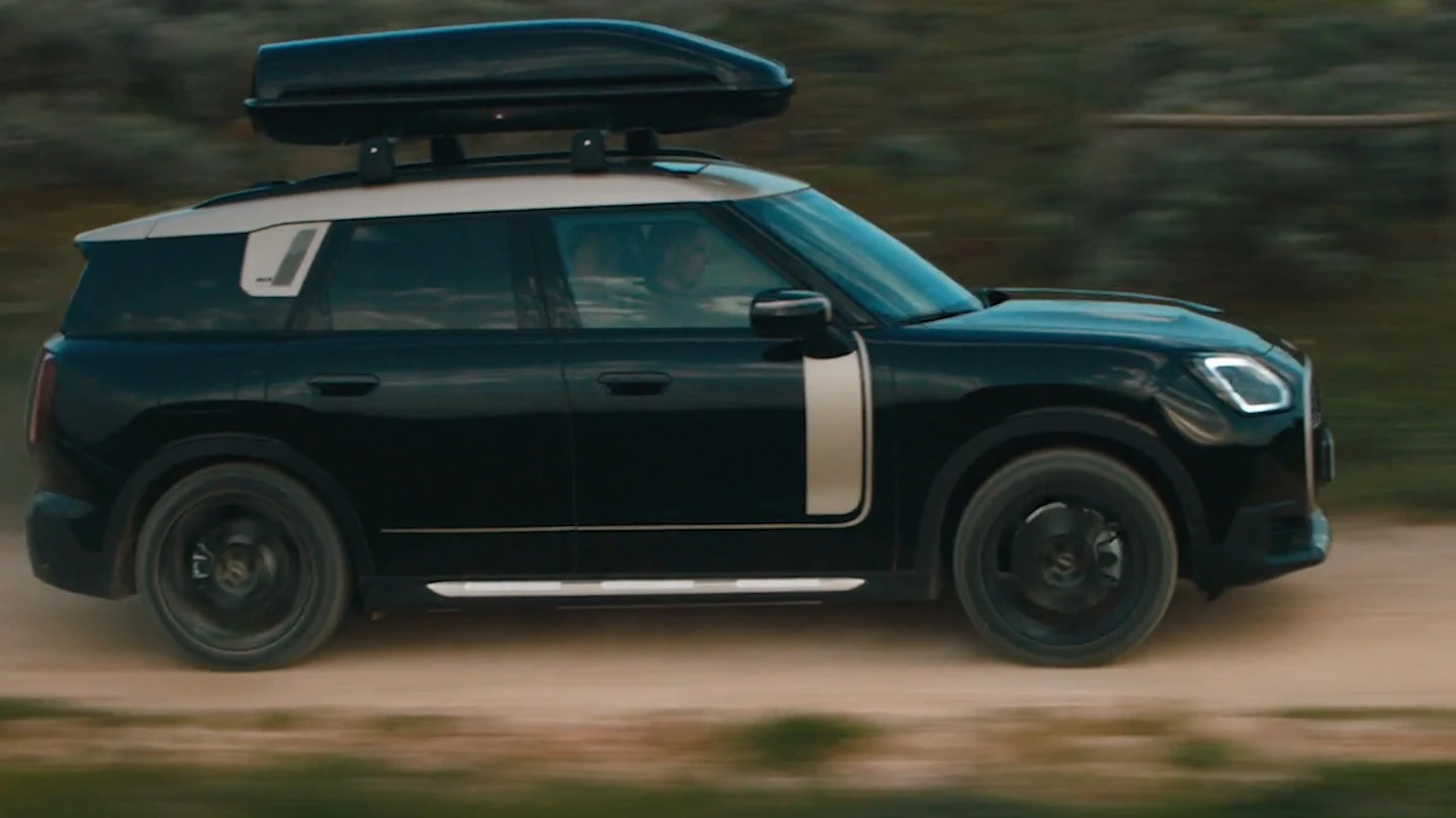 MINI Countryman i Midnight Black metallic med 19" John Cooper Works Runway eikehjul i svart, som kjører offroad.