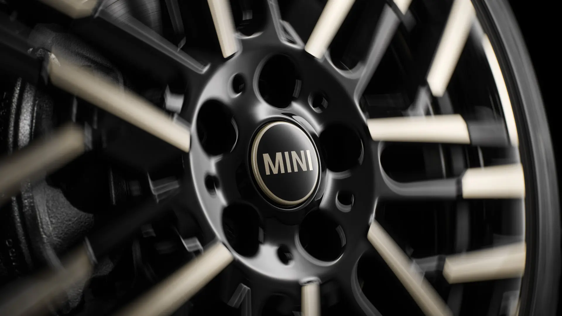 Faste MINI navkapsler med MINI logo som blir stående opprett mens hjulet er i bevegelse.