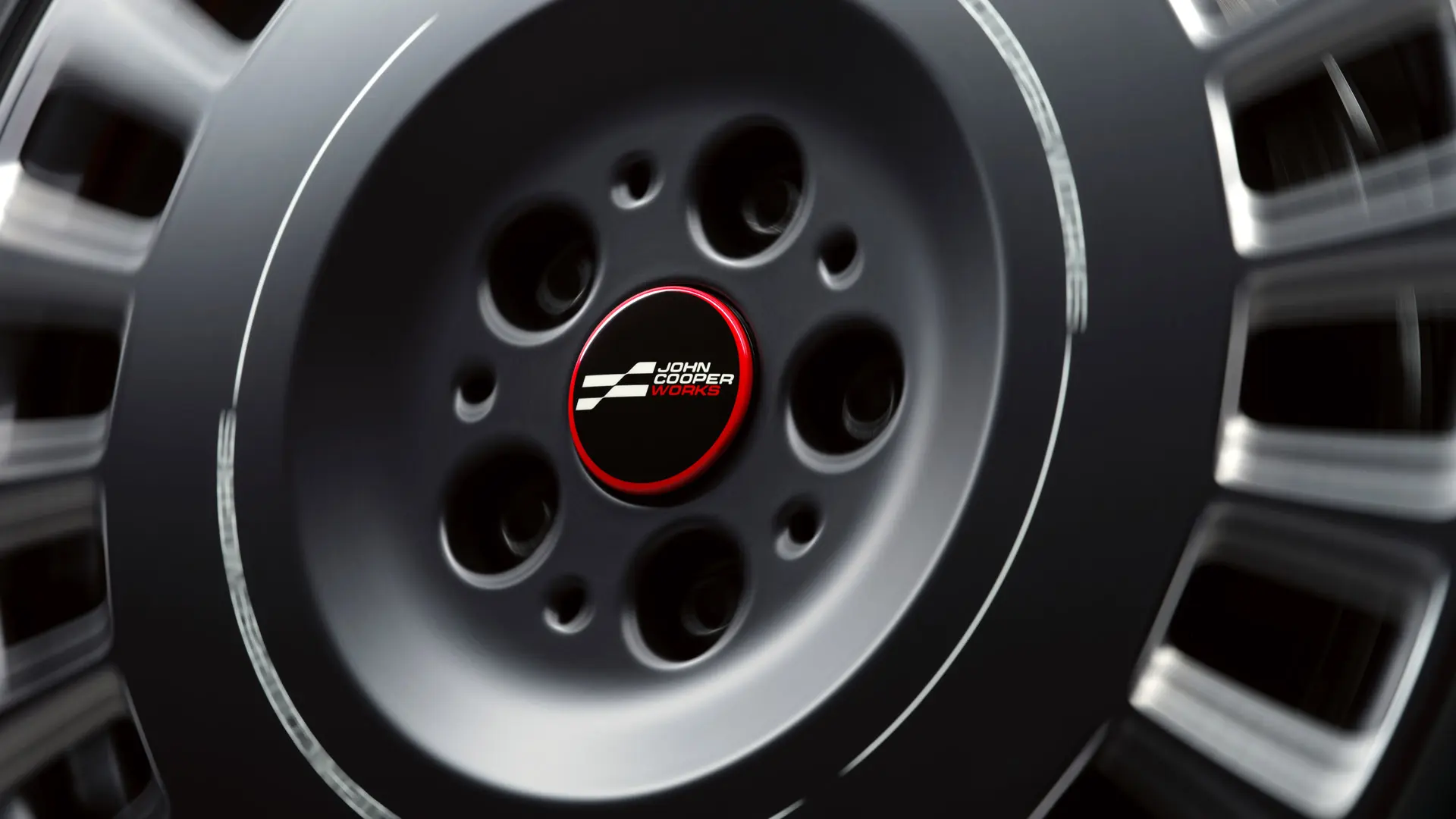 Nærbilde av MINI JCW fast navkapsel som holder seg rett mens hjulet roterer.