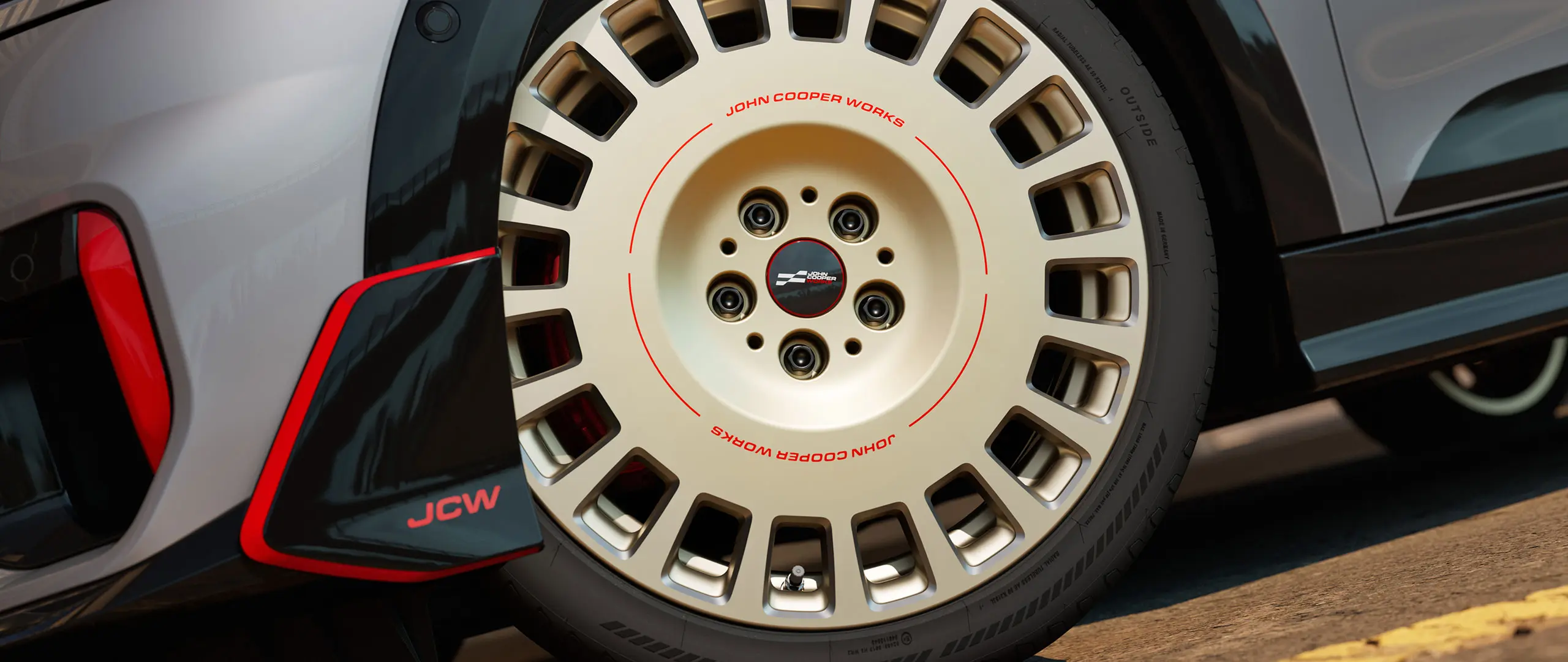 Nærbilde av detaljene i et 18" JCW Rallye eiker 964 hjul i tofarget Vibrant Silver med diamantfreste flater og frontvinge.