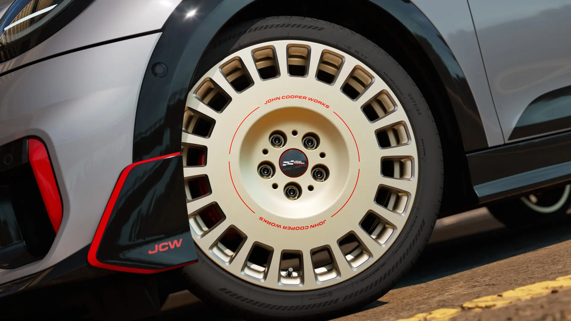 Nærbilde av detaljene i et 18" JCW Rallye eiker 964 hjul i tofarget Vibrant Silver med diamantfreste flater og frontvinge.