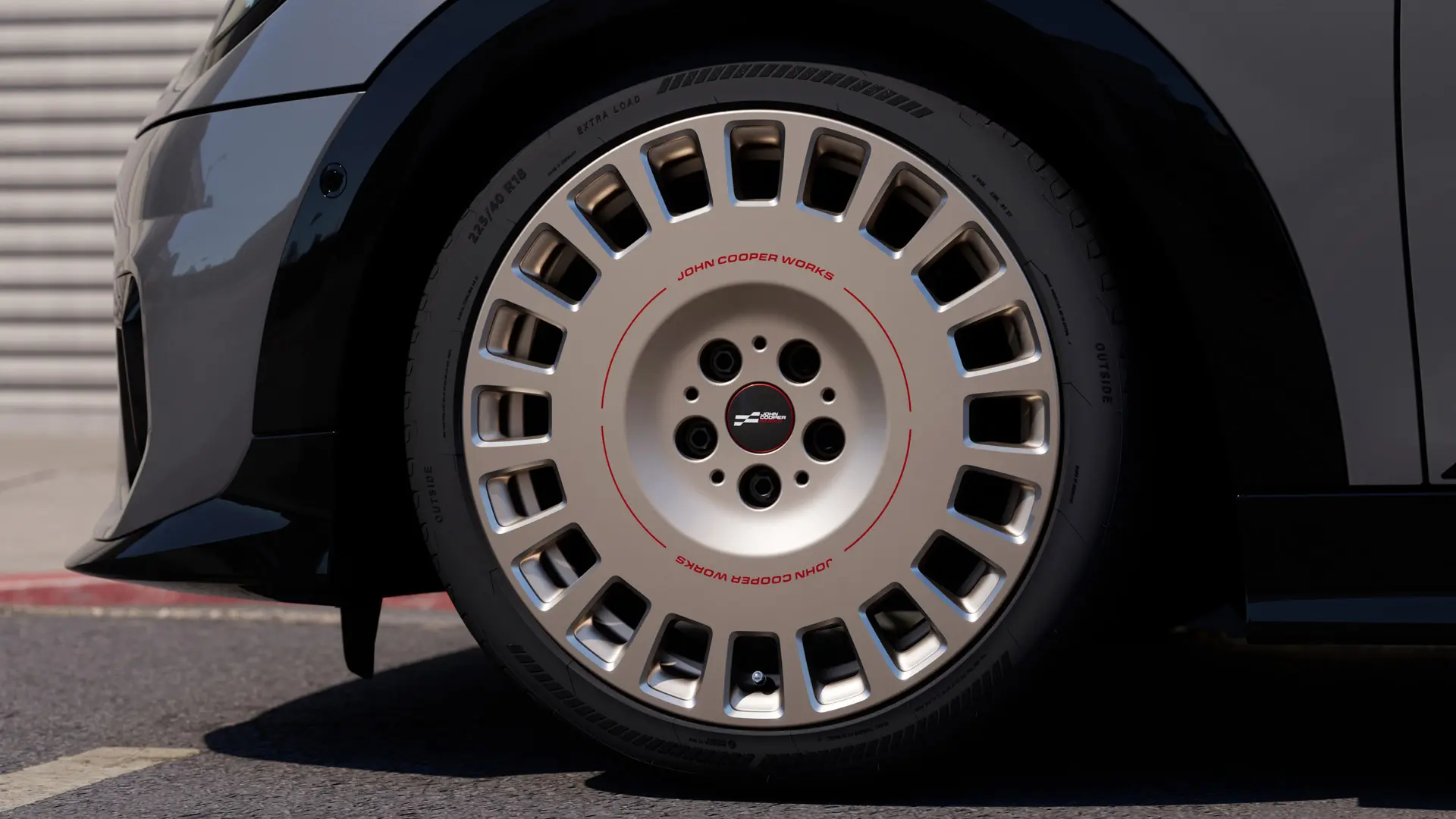 MINI JCW 18" Rallye eiker 964 lettmetallfelg i Vibrant Silver med en mer solid design med lukkede eiker.