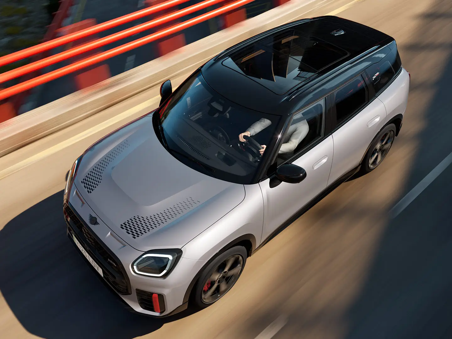MINI Countryman John Cooper Works i Melting Silver med svart tak og standardutstyr – sett fra siden forfra.