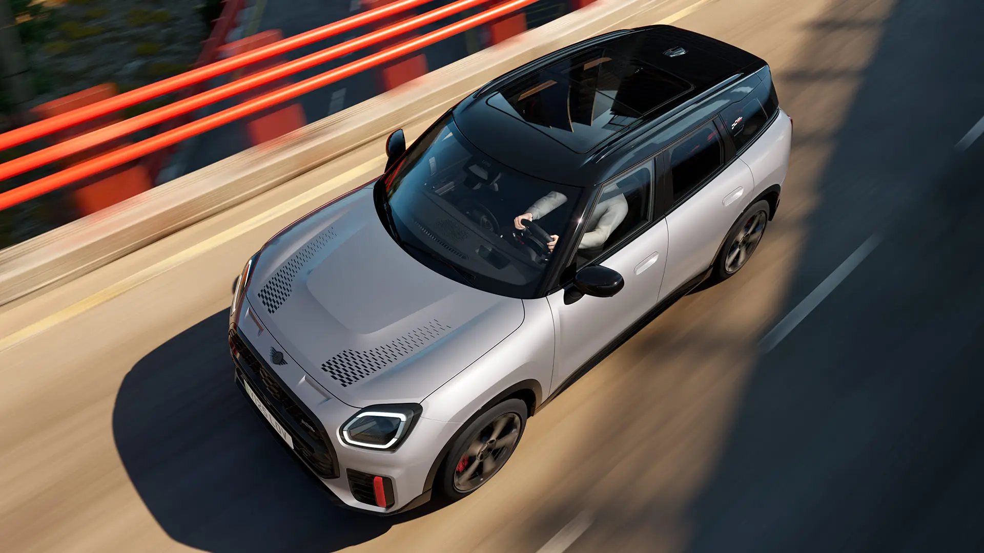 MINI Countryman John Cooper Works i Melting Silver med svart tak og standardutstyr – sett fra siden forfra.