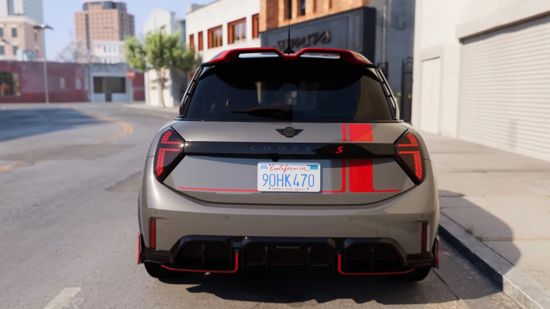 MINI Cooper C med John Cooper Works tilbehør som kjører i en bygate