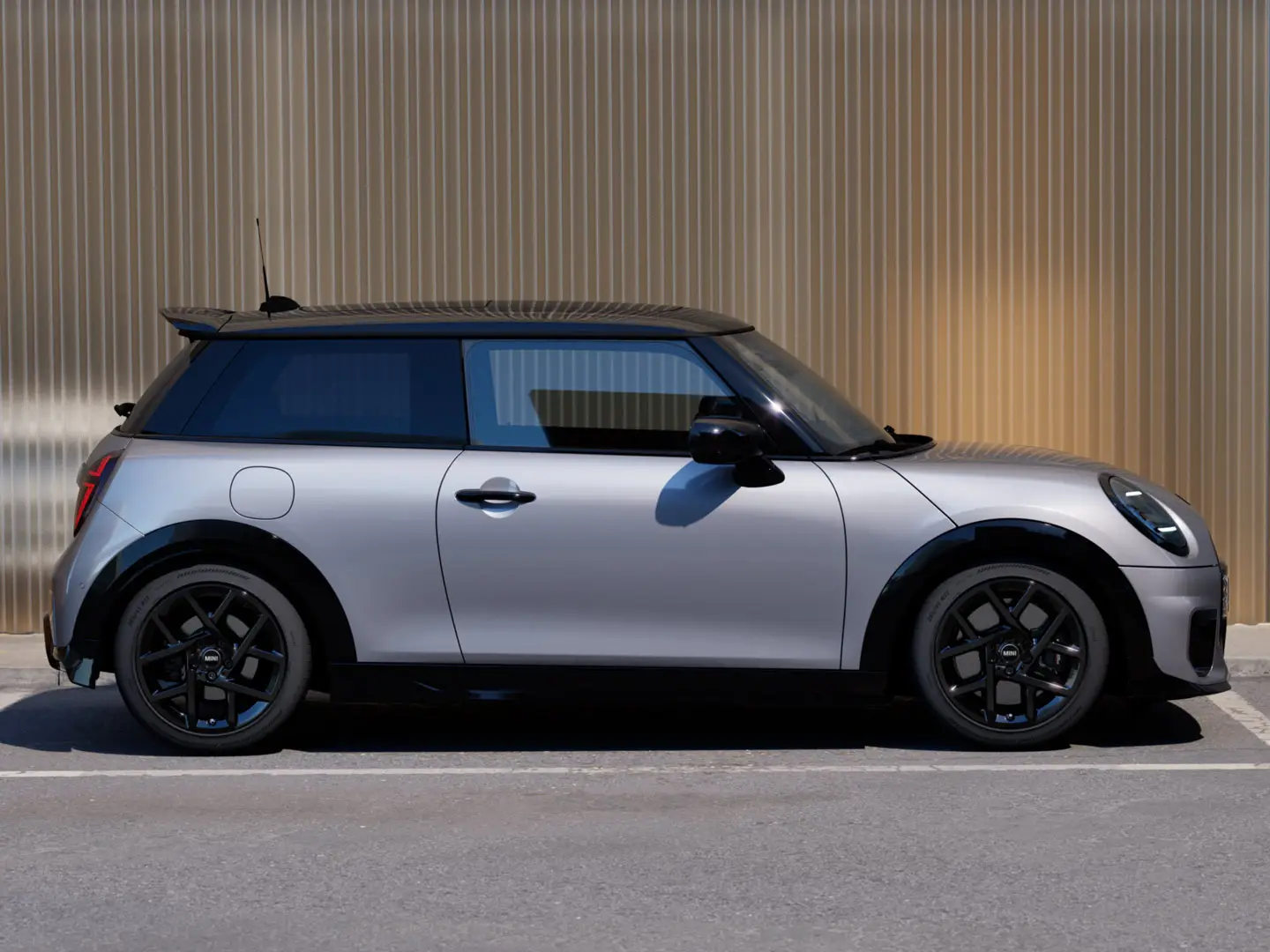 3-dørs MINI Cooper i Melting Silver – sett fra siden.