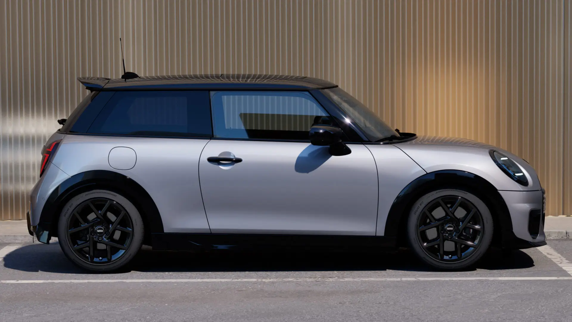 3-dørs MINI Cooper i Melting Silver – sett fra siden.
