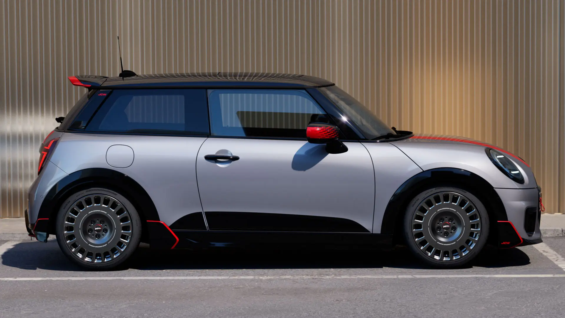 3-dørs MINI Cooper i Melting Silver med John Cooper Works takspoiler for bedre aerodynamikk – sett fra siden.