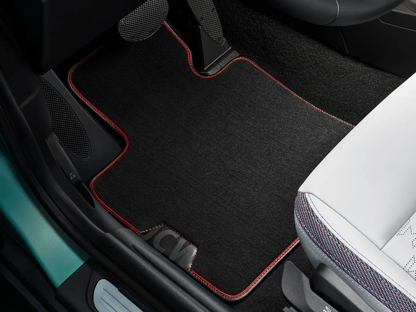 MINI John Cooper Works gulvmatte i tekstil i fotbrønnen.