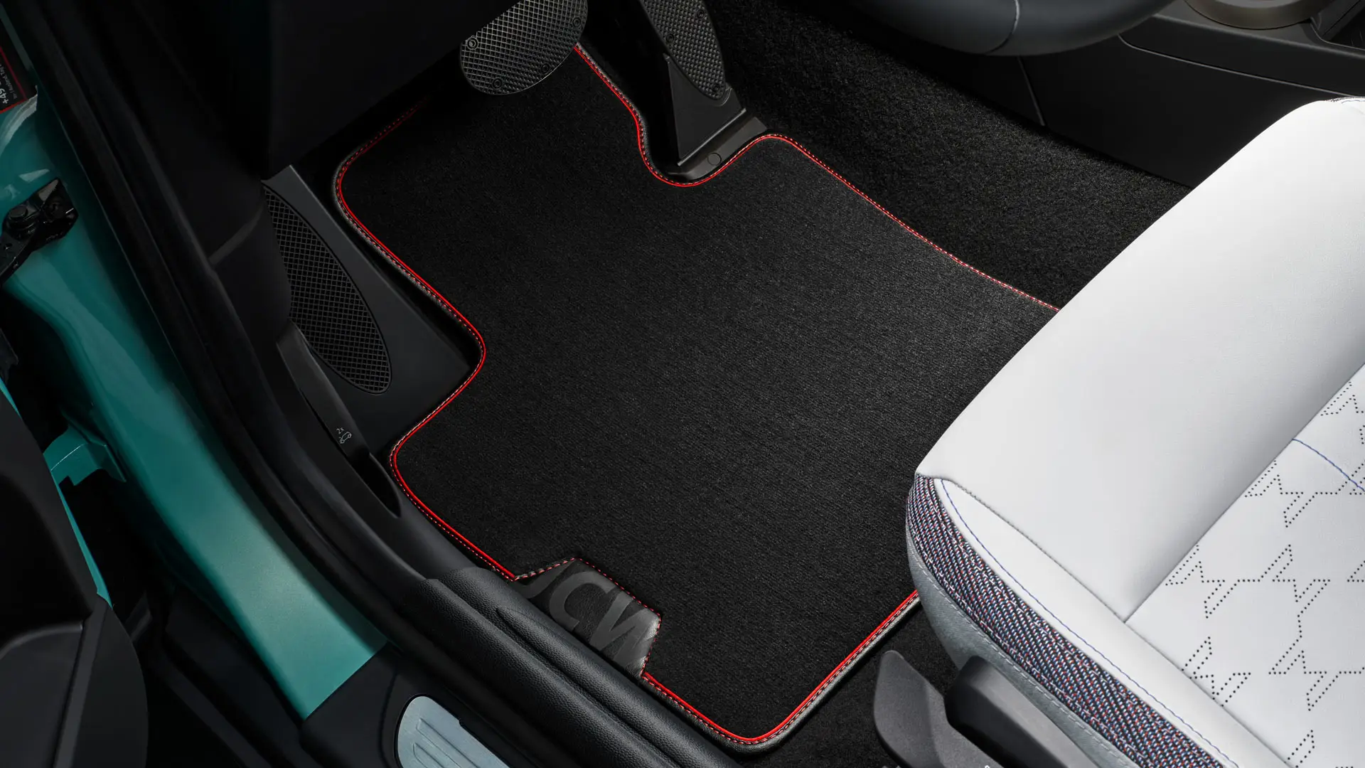 MINI John Cooper Works gulvmatte i tekstil i fotbrønnen. 