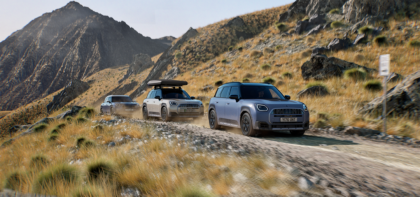 Bilde av flere MINI Countryman Untamed Edition-modeller som utføres i bakkekjøring på en fjellvei.