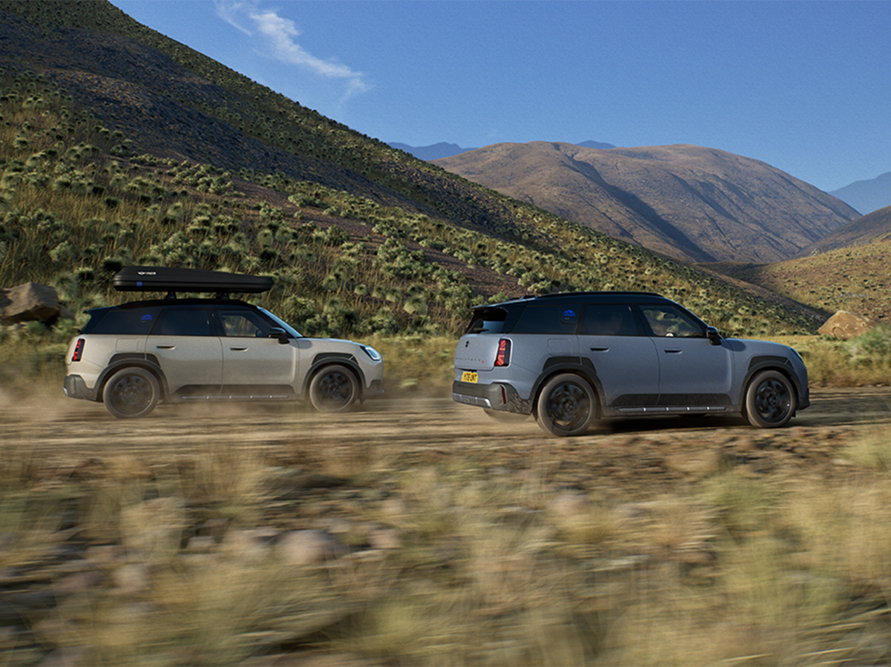 Bilde av to MINI Countryman Untamed Edition-kjøretøyer under kjøring bakfra.