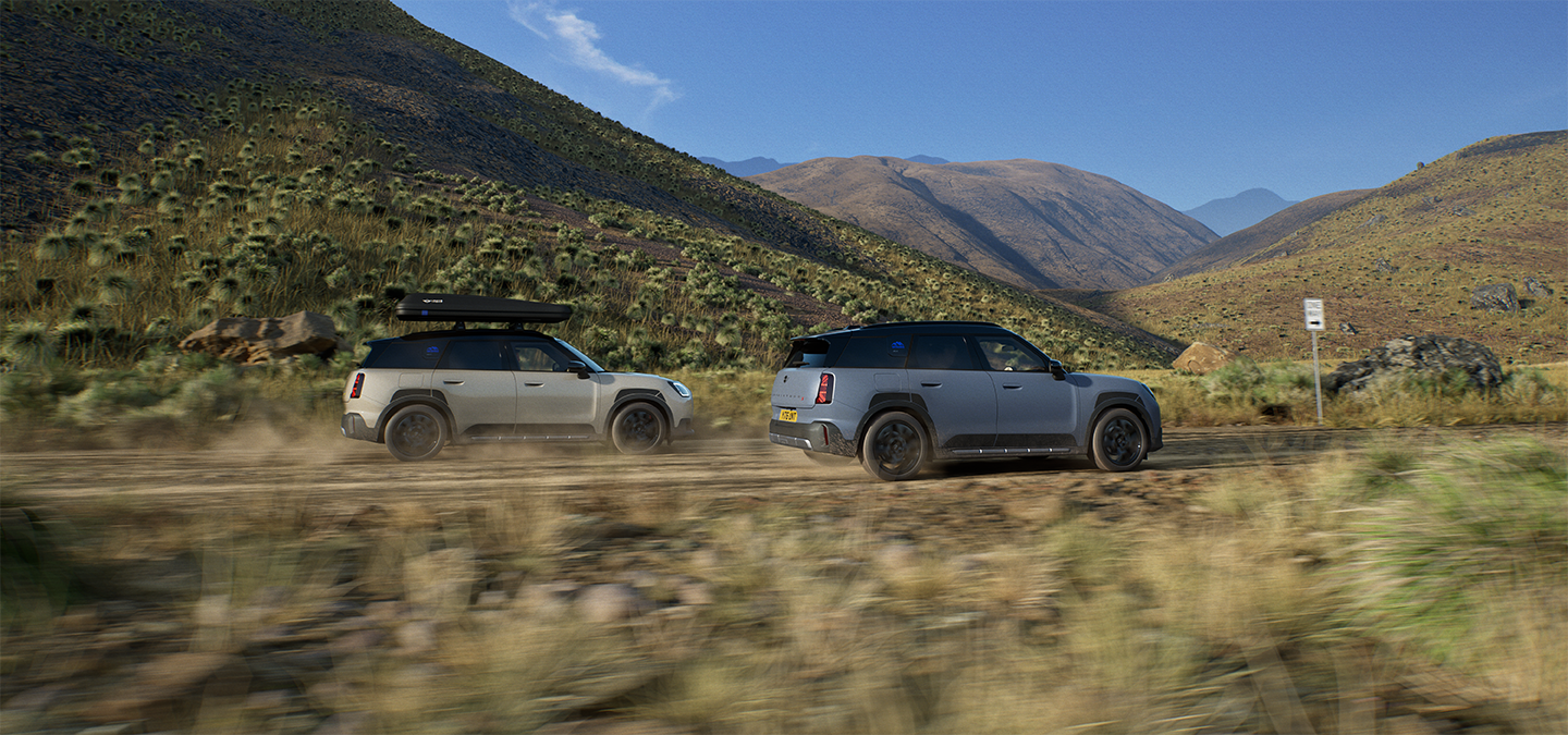 Bilde av to MINI Countryman Untamed Edition-kjøretøyer under kjøring bakfra.