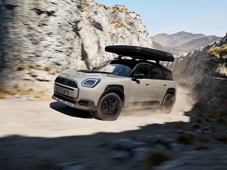 Frontbilde av MINI Countryman Untamed Edition under kjøring.