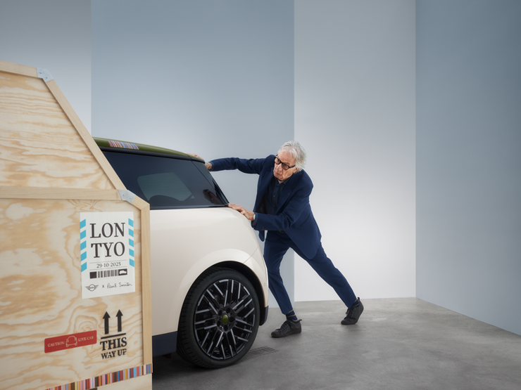 Helelektriske MINI Cooper Paul Smith Edition i Inspired White med Paul Smith bak bilen, sett bakfra