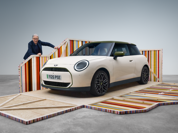 Helelektriske MINI Cooper Paul Smith Edition i Inspired White sett fra siden forfra med designer Paul Smith
