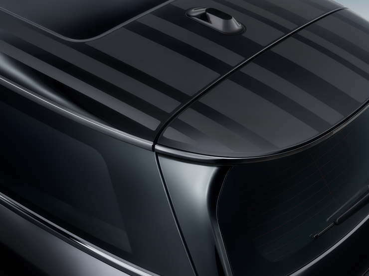 Nærbilde tatt ovenfra av MINI Paul Smith Edition med svart kontrasttak og unike striper